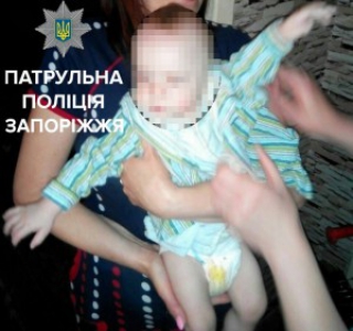 Пьяная женщина уснула на полу под крики маленького ребенка (фото)