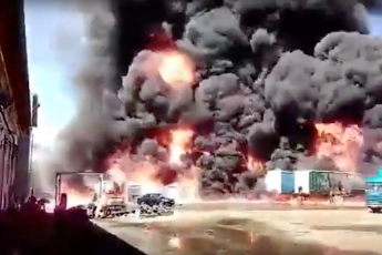 В Ярославле произошел пожар на складе горючего, взрывались бочки с топливом, есть пострадавшие (видео)