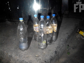 Возле мусорных баков обнаружили бутылки с ртутью (фото)