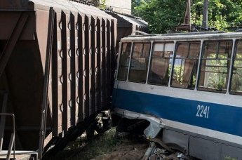 В Днепре поезд налетел на трамвай с пассажирами: есть погибшие и раненые. ФОТО, ВИДЕО
