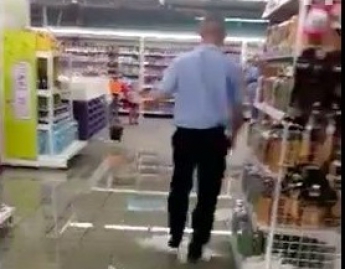 В результате ливня затопило супермаркет (видео)