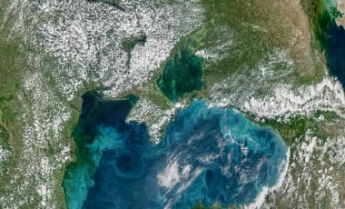 Над Черным морем показались бирюзовые вихри: фото из космоса
