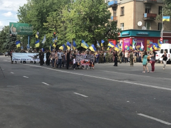 Несколько сотен человек в военной форме с флагами прошлись по центру города (видео)