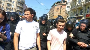 Марш равенства в Киеве: полиция взяла в кольцо противников шествия
