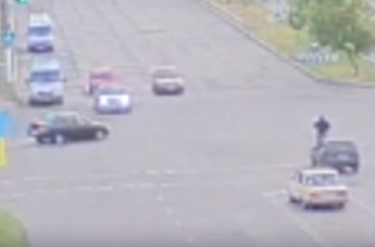 В сети появилось видео ДТП, в котором разбились два автомобиля (видео)