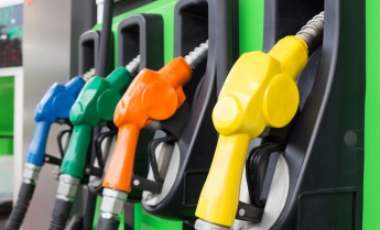 На АЗС Украины снижаются цены на бензин