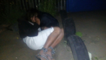 Фото горе-мамаши, которая пьяной уснула возле коляски, появилось в соцсети (фото)