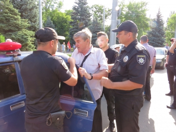 Скандал с запрещенной символикой. Организатора акции на Братском кладбище в Мелитополе увезли в полицию (видео)