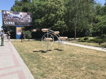 Велосипед с геранью украсил сквер в центре города (фото