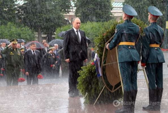 В сети высмеивают новые фото Путина и Медведева под дождем (фото, видео)