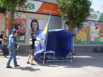 В Мелитополе палатки с антиукраинской пропагандой разбирают патриоты (видео)