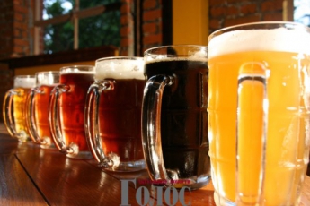 В запорожском АТБ парни в форме закупили пива и слабоалкоголки (ФОТО)