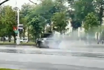 На репетиции парада в центре Минска танк врезался в столб