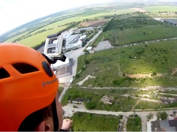 Опубликовано видео сумасшедшего прыжка со стометровой трубы в Запорожье