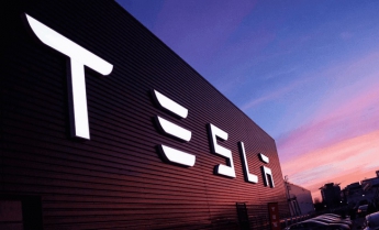 Электрокар Tesla установил рекорд дальности поездки