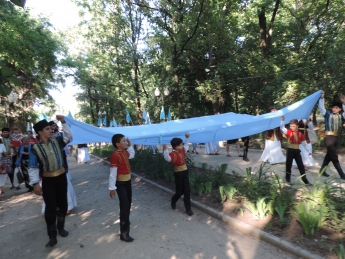 В Мелитополе развернули самый большой крымскотатарский флаг (фото)
