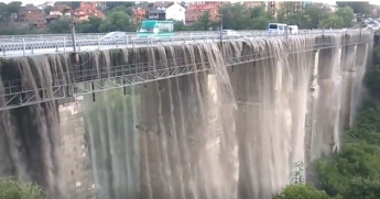В Каменце-Подольском мост стал водопадом после дождя: видео
