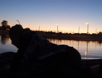 Парень ночевал посреди озера на надувном матрасе (видео)