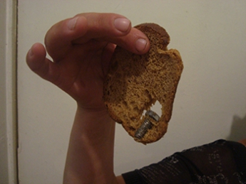 Огромный болт в хлебе попался женщине (фото)