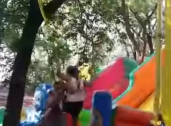 В Мелитополе ребенок сорвался с аттракциона в парке  (видео)