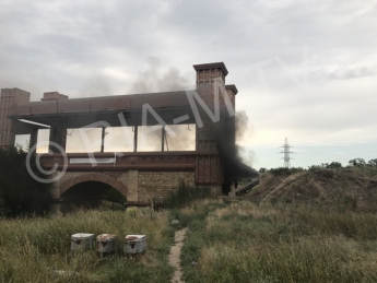 В Мелитополе загорелся мост (видео, фото)