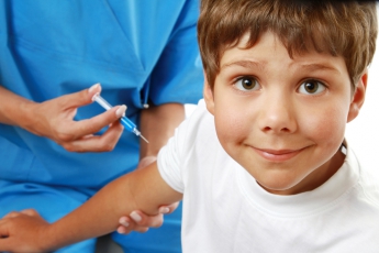Детей без прививок отказываются брать в школу. Законно ли это?
