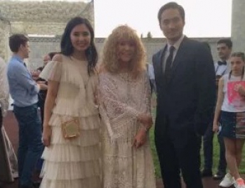 Алла Пугачева появилась на роскошной свадьбе внука в белом платье (фото)