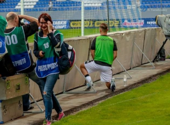 Футболист сходил в туалет за воротами во время матча Лиги Европы в Киеве