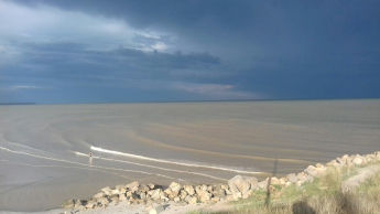 Азовское море из-за шторма стало серым (фото)
