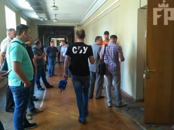 Силовики проводят обыски в кабинетах чиновников Запорожского горсовета (фото)