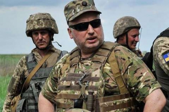 Турчинов предлагает Кабмину увеличить денежное содержание военных