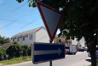 В Бердянске дорожный знак "нападает" на людей (фото)