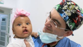 "В Украине Дашу бы не спасли", - доктор из США рассказал о лечении обгоревшей девочки