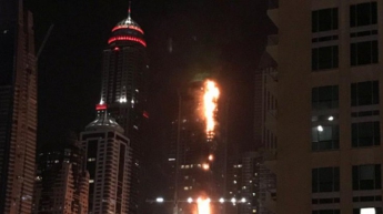 В Дубае горит один из самих высоких небоскребов в мире (фото, видео)