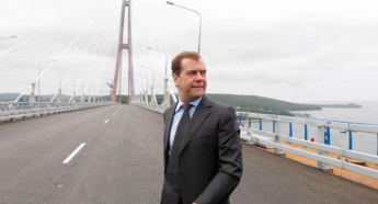 Медведев отправляется в Крым на совещание с «властями»