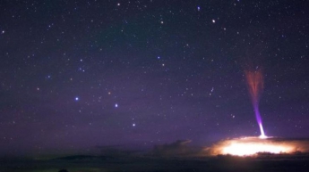 На Гавайях в вершину горы ударила молния из космоса (видео)
