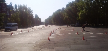 Разметкой по дорогам. Коммунальщики обновляют  разметку на ул. Героев Украины (фото)