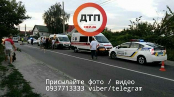 Чуть не линчевали: в Киеве пьяный водитель сбил детей на обочине