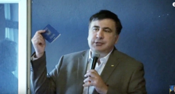 Саакашвілі показав паспорт, з яким прибув до Польщі