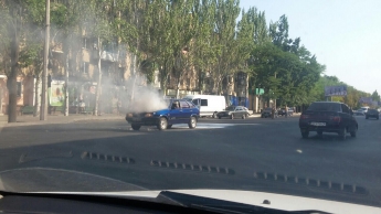 На проспекте в центре города горит автомобиль (фото)
