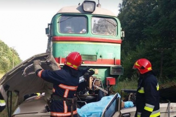 Под Ивано-Франковском пассажирский поезд сбил авто – среди погибших дети (фото)