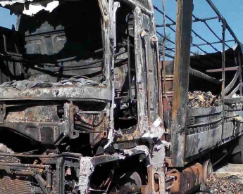 Пожарные опровергают гибель водителя в сгоревшем грузовике (фото)