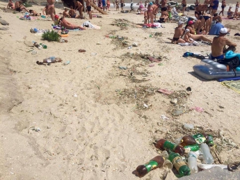Курортники превращают пляж Кирилловки в помойку (фото)