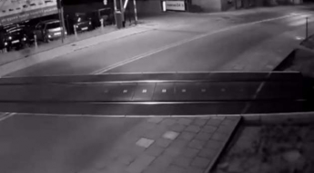 Жуткие кадры чуда: в сети показали, как в Польше авто еле проскочило перед несущимся поездом (видео)