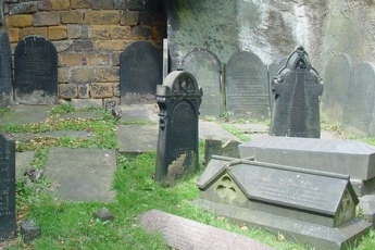 На кладбище в Ливерпуле камеры зафиксировали призрака (видео)