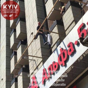 "Российского посла и прессу": в центре Киева мужчина из Донецка угрожает самоубийством (фото)