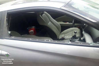 Мать закрыла ребенка в авто в 30-градусную жару. Малыш застрял между сидениями (фото)