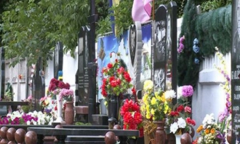 В Виннице женщина продавала цветы с могил бойцов АТО, чтобы купить спиртное (видео)