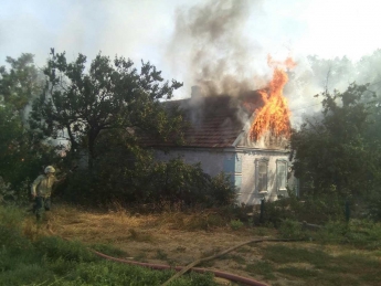 Спасатели полтора часа тушили горящий частный дом (фото)