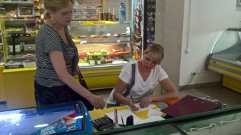 В Запорожье продавщиц продуктовых магазинов заставили писать объяснительные - ФОТО